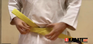 Como Amarrar a Faixa do Karate Parte 09